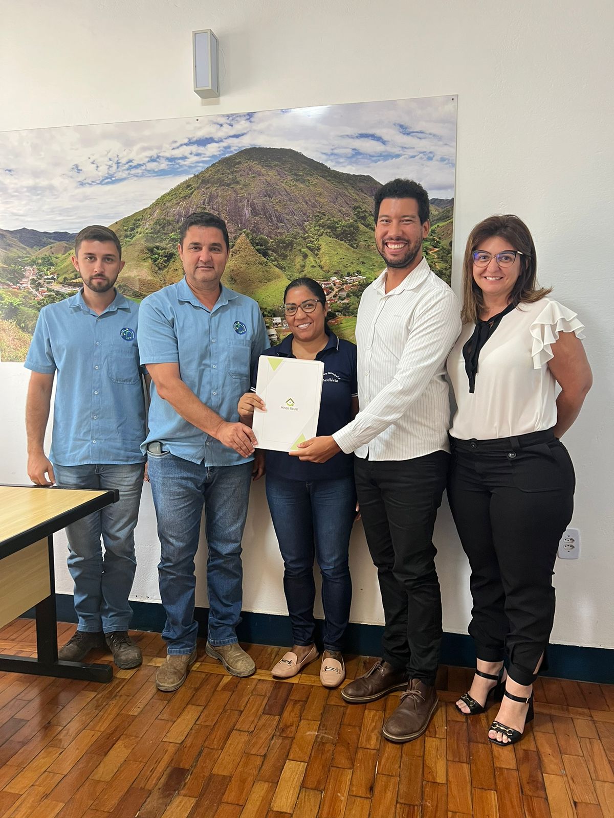 Prefeito-de-Marlieria-Hamilton-Lima-diretor-geral-da-Agencia-RMVA-Renato-Martins-e-tecnicos-acertam-mais-detalhes-da-execucao-do-Minas-Reurb-no-municipio