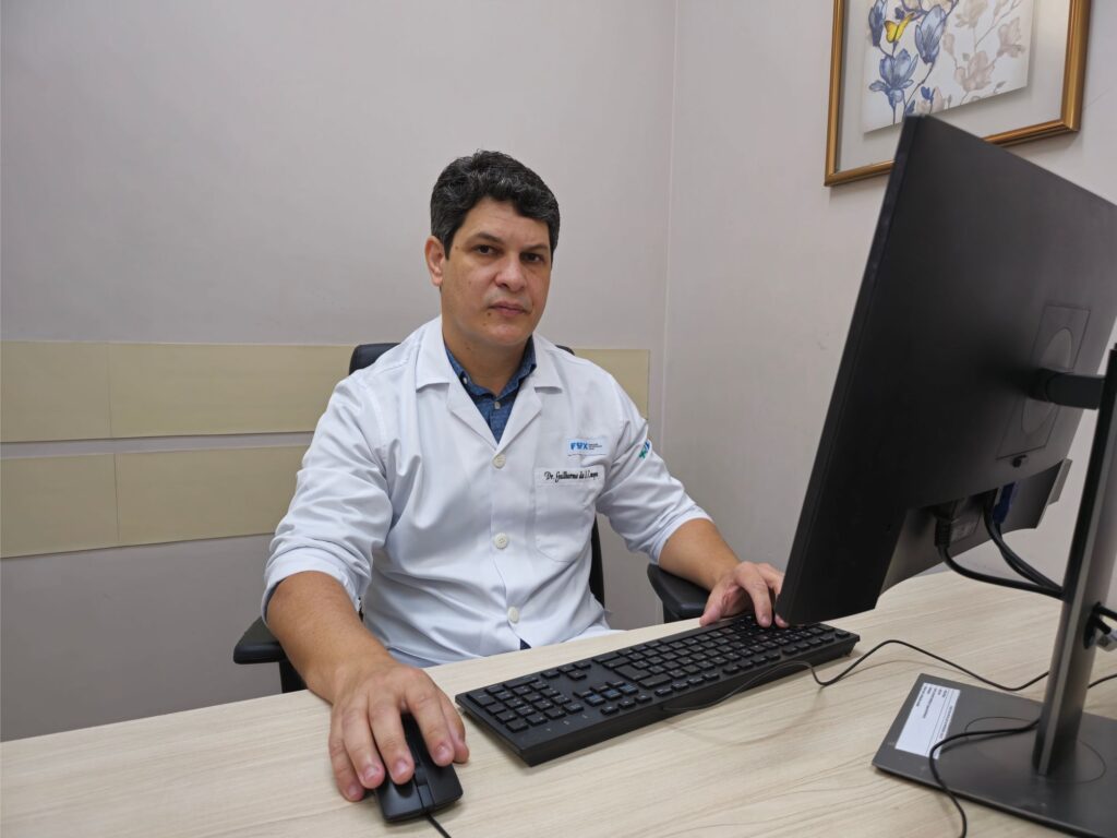 Dr. Guilherme Campos, reumatologista do HMC