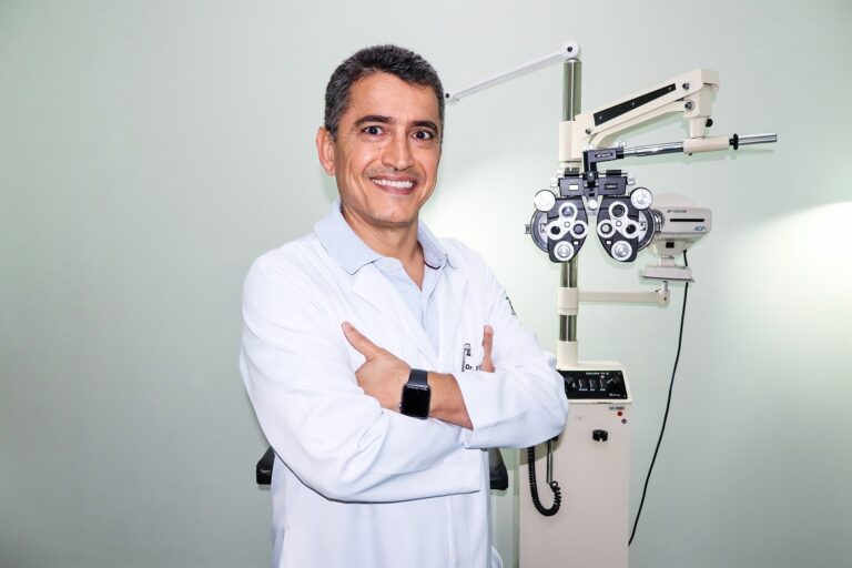 Médico oftalmologista da FSFX, Dr. Silas Machado Franco Júnior